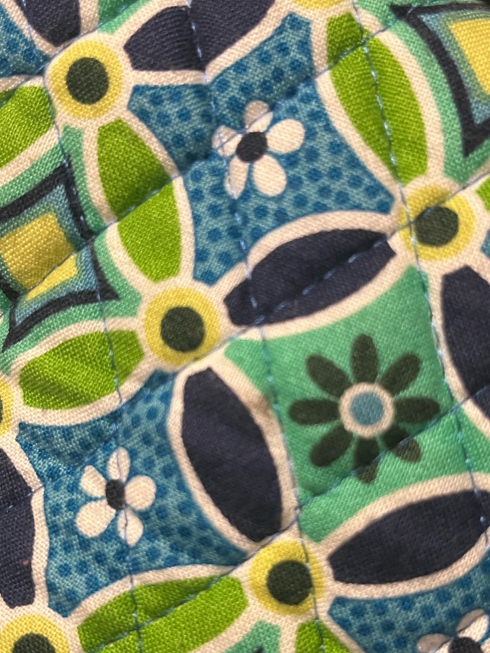 Vera Bradley Cotton Quilted Crossbody in Retired Daisy Daisy Pattern - Picture 9 of 9